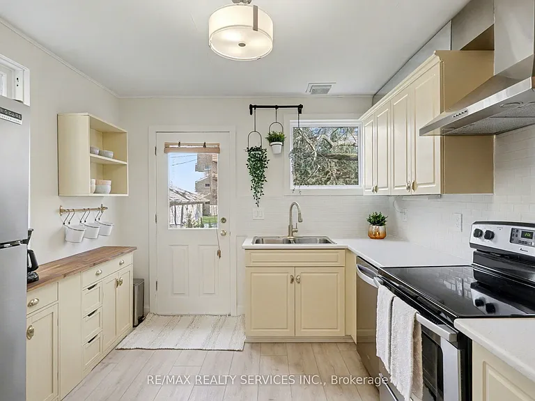 39 Fielden Ave — Photo 9