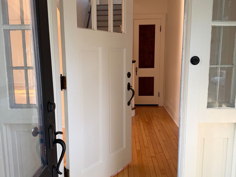 1st image of 321 Roosevelt Ave