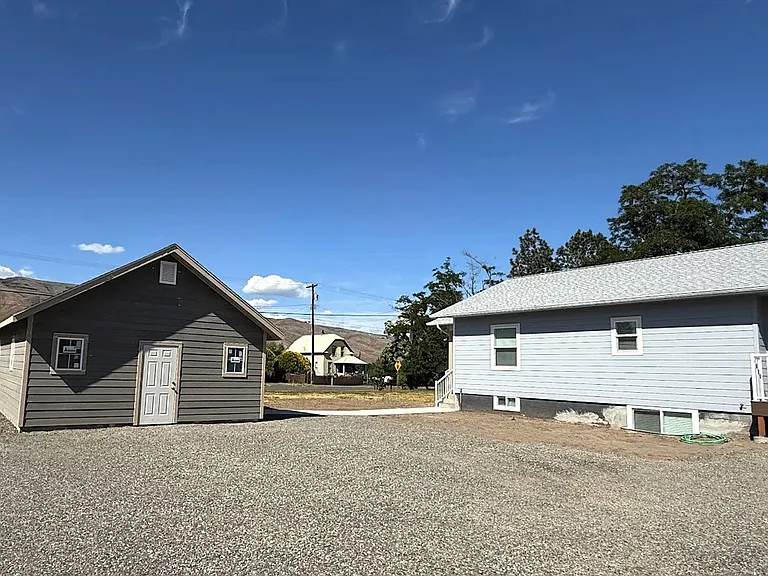 1329 Elm St — Photo 48
