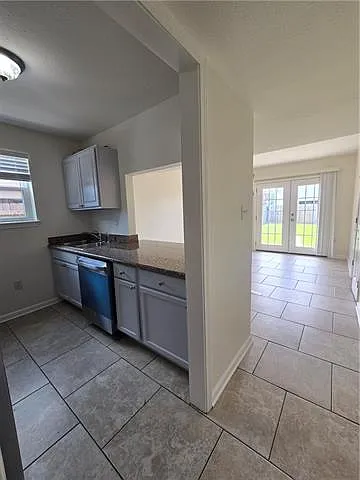 3 bed, 1.5 bath, 1300 sqft, $1,500 — Photo 3
