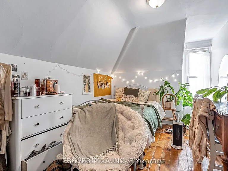 23 Saunby St #B — Photo 8