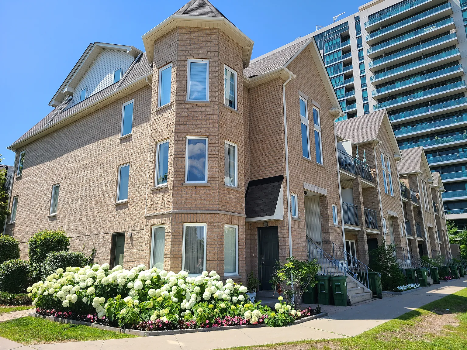 130 Vanderhoof Avenue Toronto — Photo 1