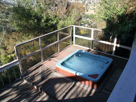 HOT TUB FOR OUTDOOR ENTERTAINMENT