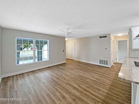 3rd image of 6017 TRIUMPH Lane W