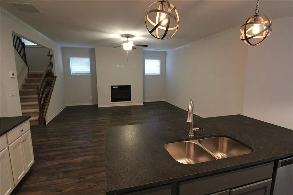 4 bed, 2.5 bath, 2572 sqft, $2,300 — Photo 4