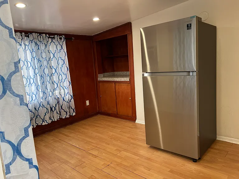 1662 N Allen Ave — Photo 7