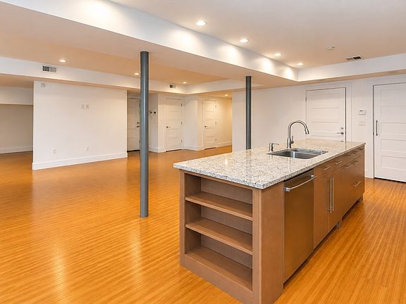 4th image of 2021 Commonwealth Ave #B