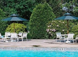 146 Plymouth Dr APT 1A, Norwood, MA 02062