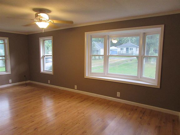 4th image of 223 Kerfoot St