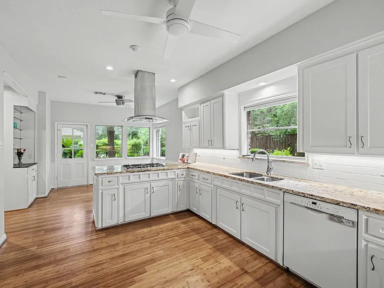 10811 Hunters Forest Dr — Photo 8