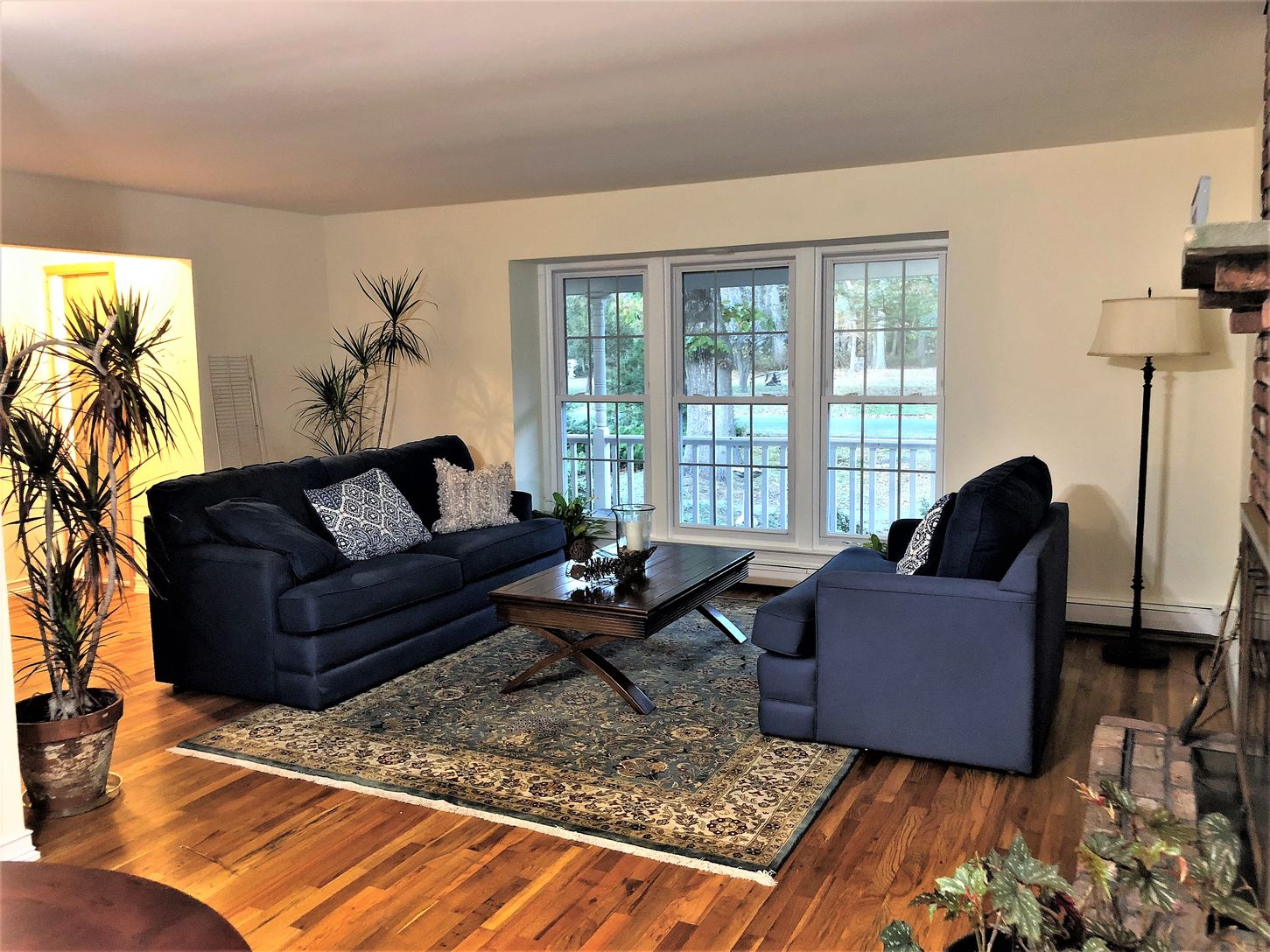  Large living room with fireplace