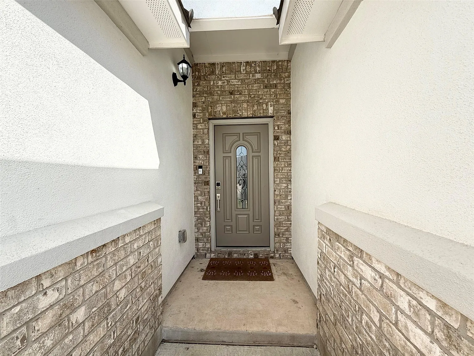 4 bed, 3.0 bath, 2322 sqft, $2,400 — Photo 2