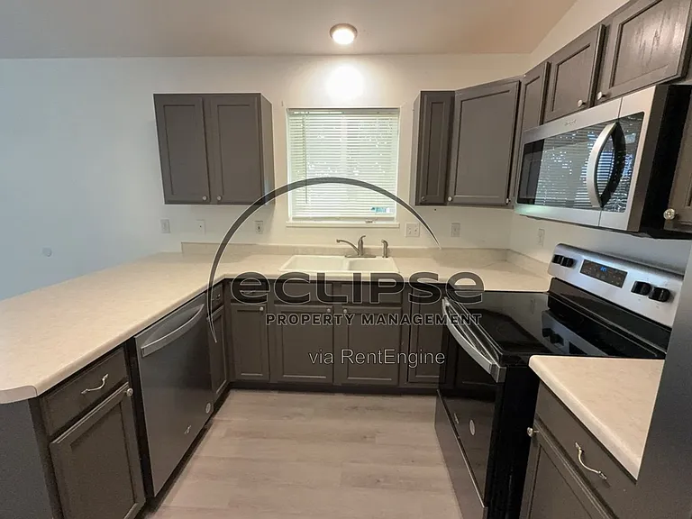 560 Huntington Point Ln — Photo 15