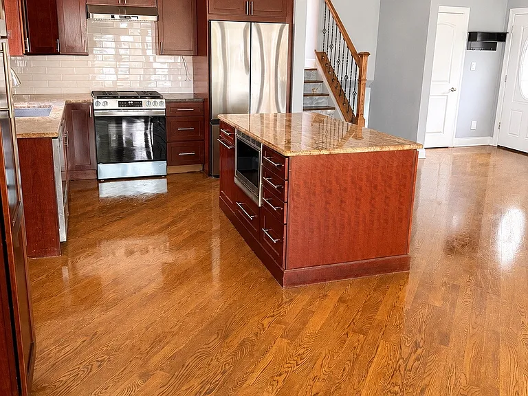 517 S Dryden Pl — Photo 2