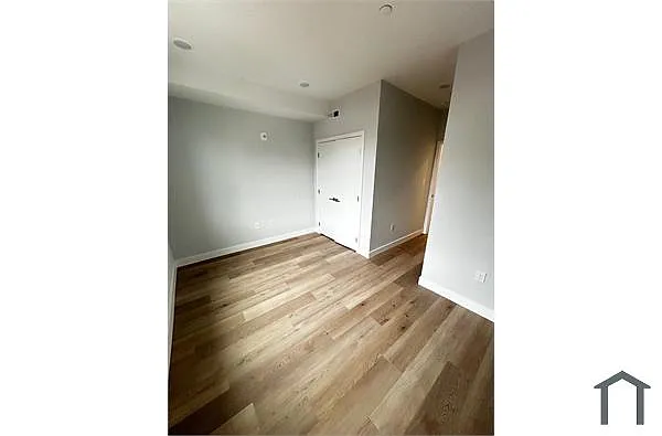 Building Photo - 903 N 43rd St #2