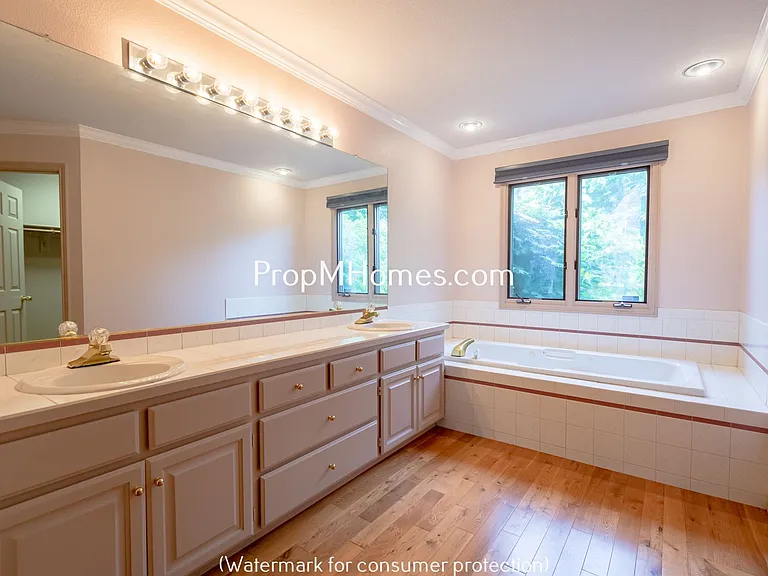 8817 NW Hazeltine St — Photo 14