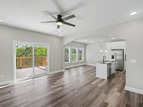 5th image of 318 Blue Spruce Dr