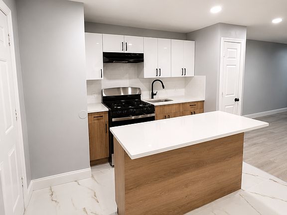 2nd image of 96 Eaton Pl #4L