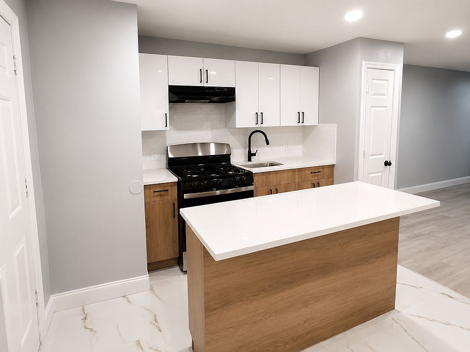 1st image of 96 Eaton Pl #1LC