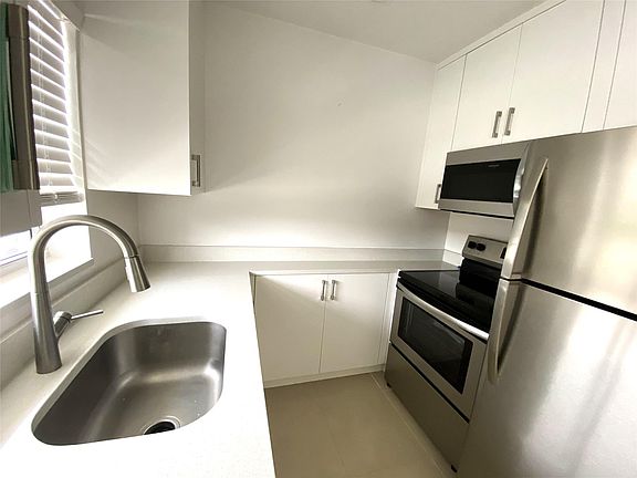 4th image of 2755 NE 28th Ave APT F1