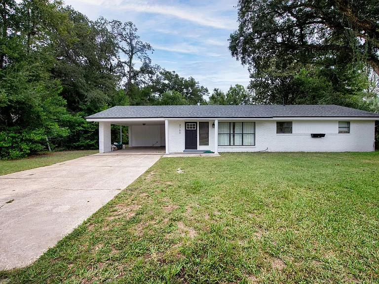 3760 Bayou Blvd — Photo 2