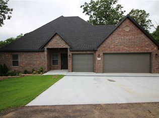 10 Cresswell Dr, Bella Vista, AR 72714
