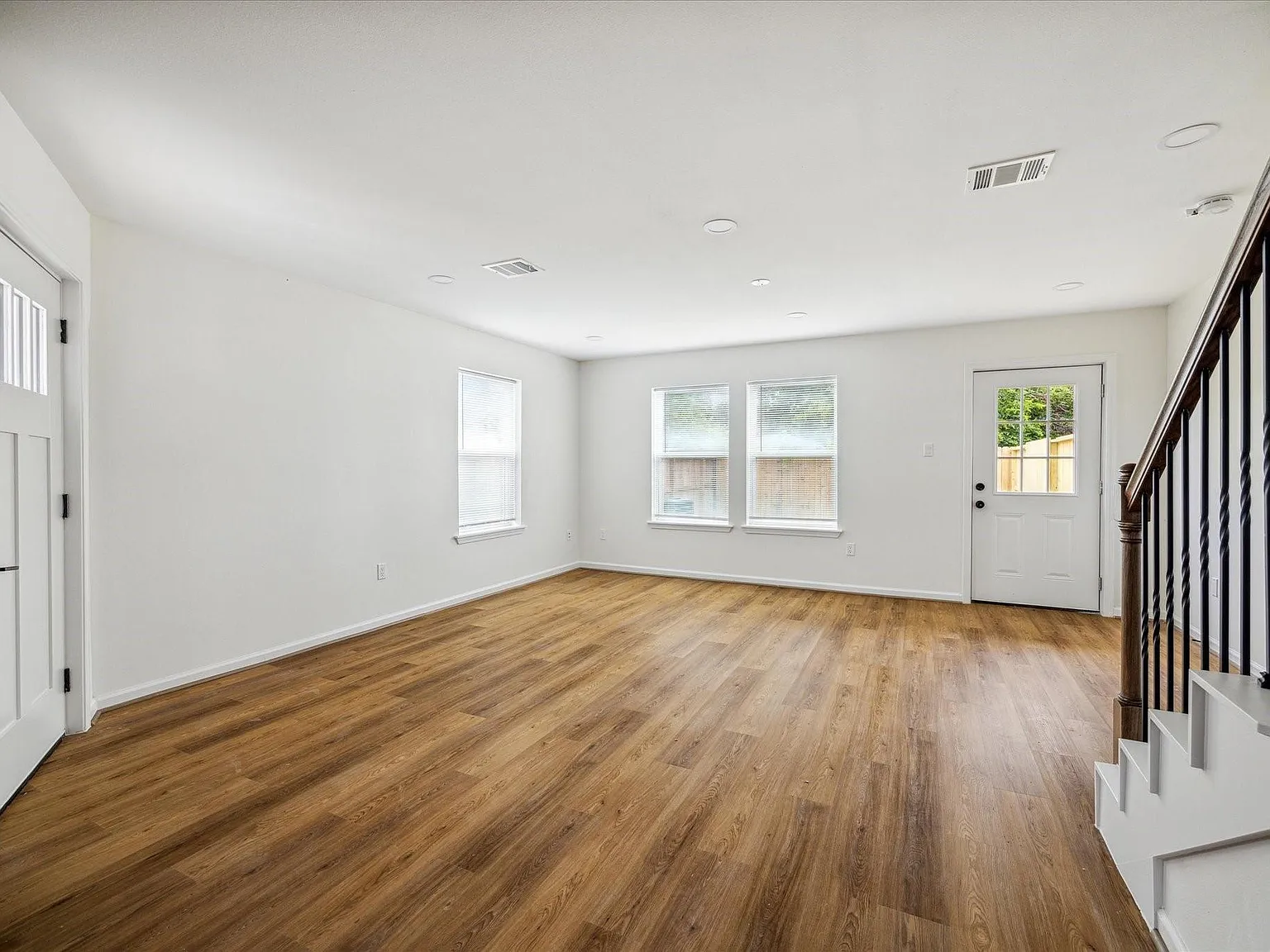 5 bed, 2.5 bath, 1500 sqft, $2,350 — Photo 3