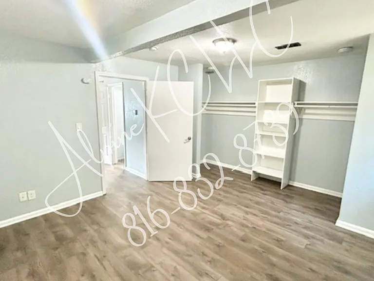 2501 Van Brunt Blvd #5 — Photo 2