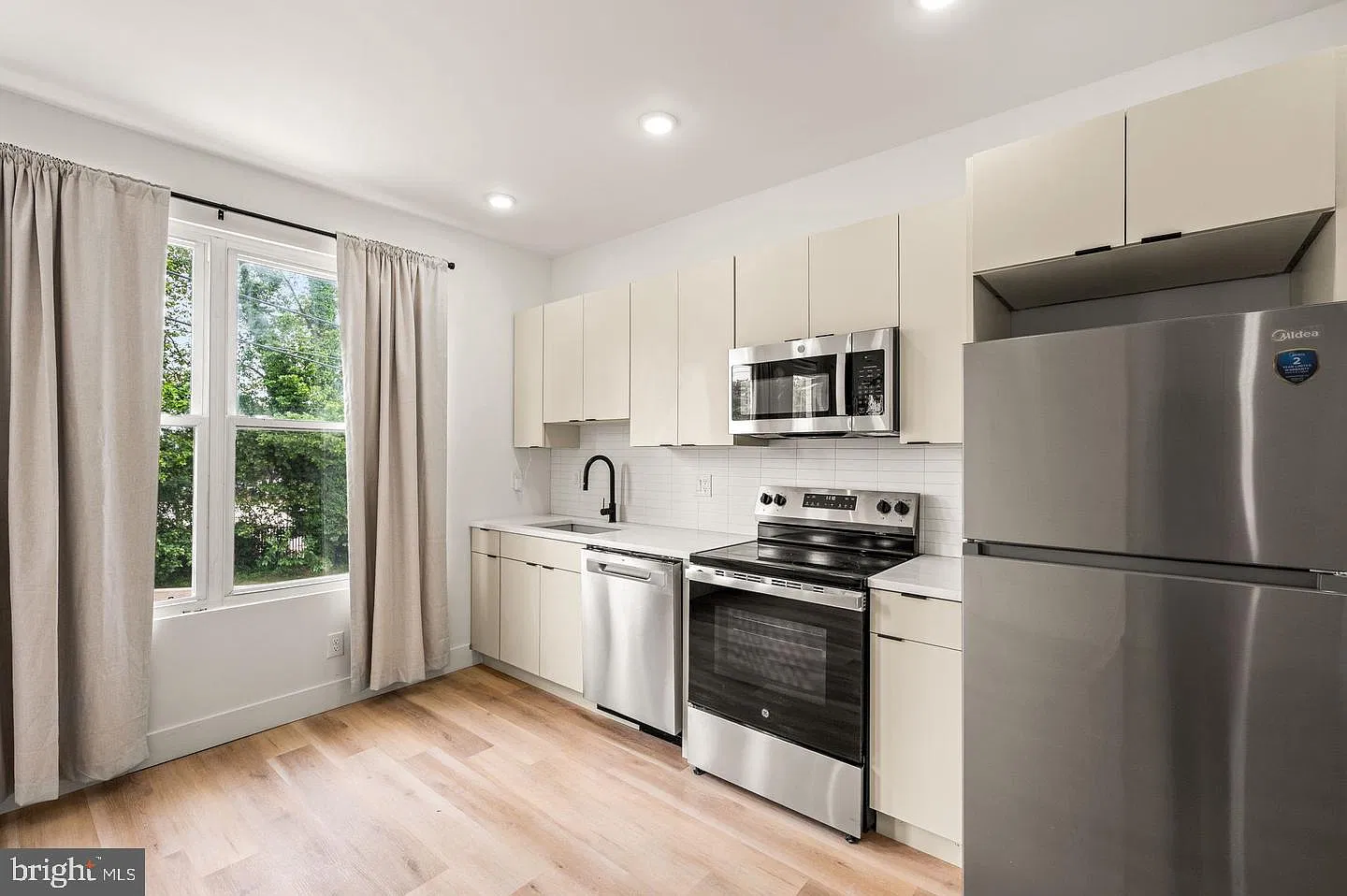 1 bed, 1.0 bath, 784 sqft, $1,395 — Photo 2