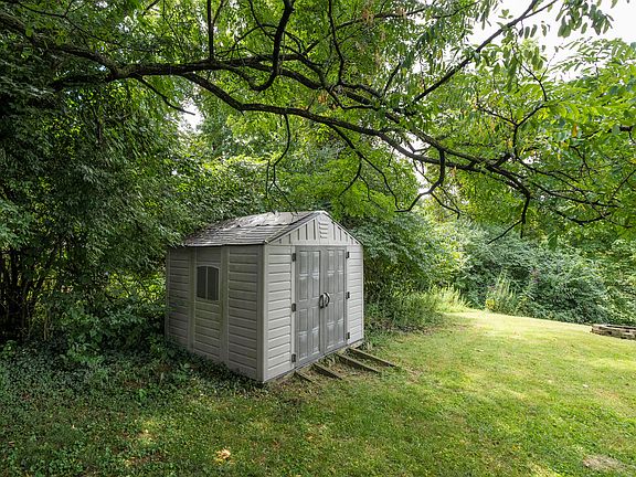 2nd image of 2537 Clay Ct