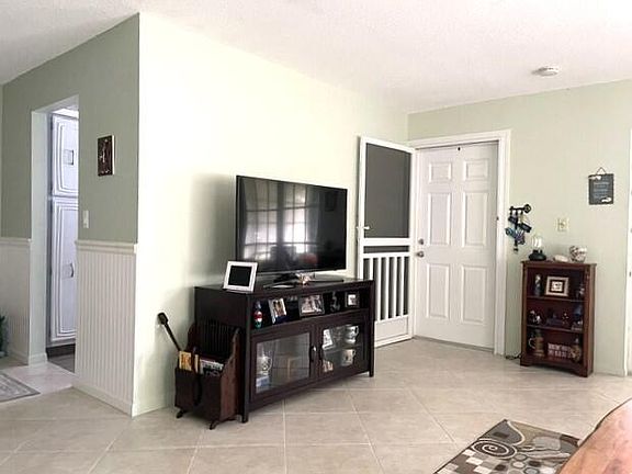 4th image of 237 HIGH POINT Court W #A