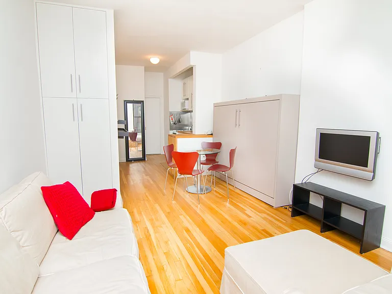 50 E End Ave #1B — Photo 2