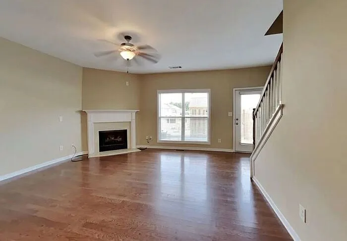 3 bed, 2.5 bath, 1696 sqft, $1,995 — Photo 4