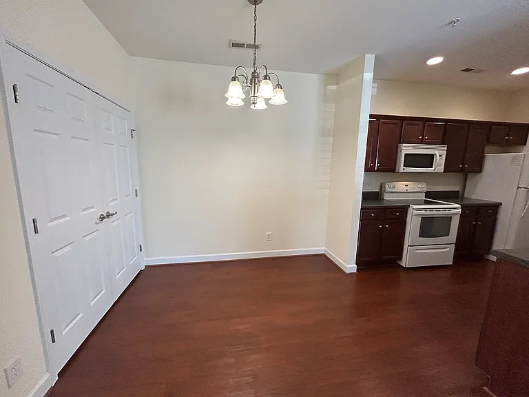 Kendall Square Apartments — Photo 22