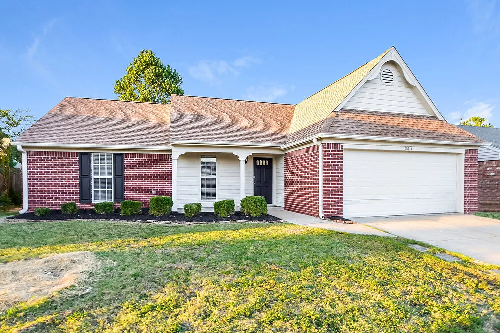 3 bed, 2.0 bath, 1327 sqft, $1,710 — Photo 3