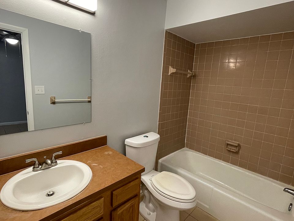 1st image of 403 E Poinsettia St #403