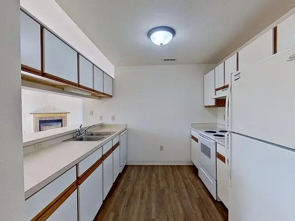 2791 Gateway Ave APT 23, Hartford, WI 53027