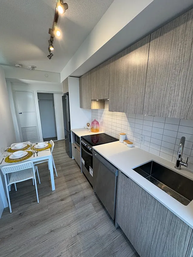 Premium Deluxe - Bloor St East & Sherbourne St — Photo 4