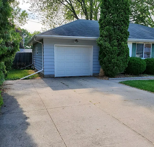 1163 Higgins Ave — Photo 5