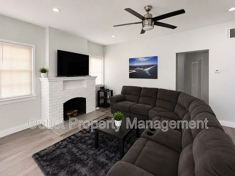 3 bed, 3.0 bath, $2,350 — Photo 4
