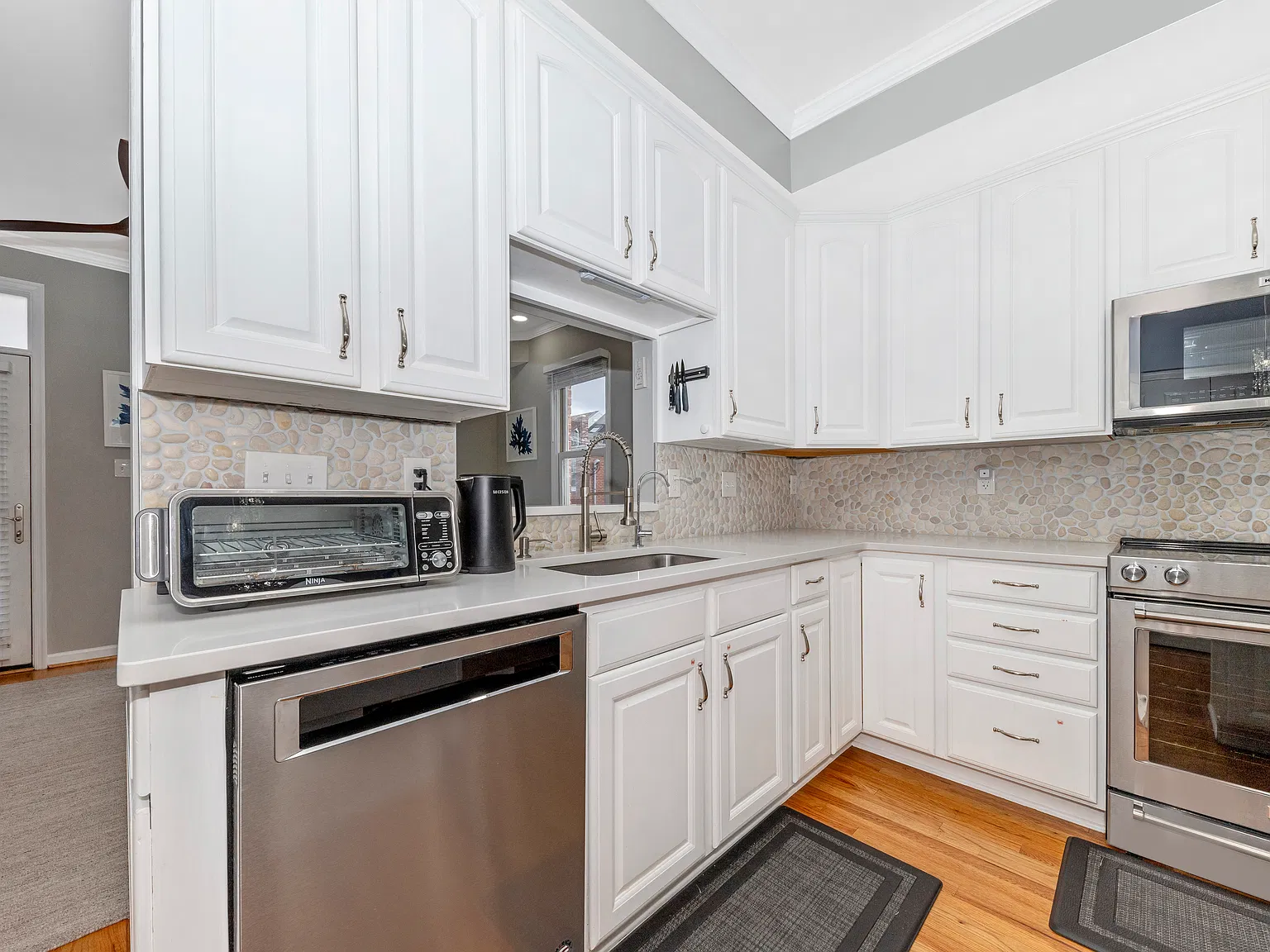 3 bed, 3.5 bath, 2475 sqft, $3,400 — Photo 1