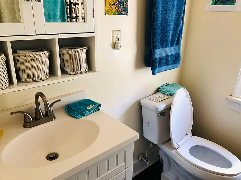Bathroom in middle room! Fully stocked!