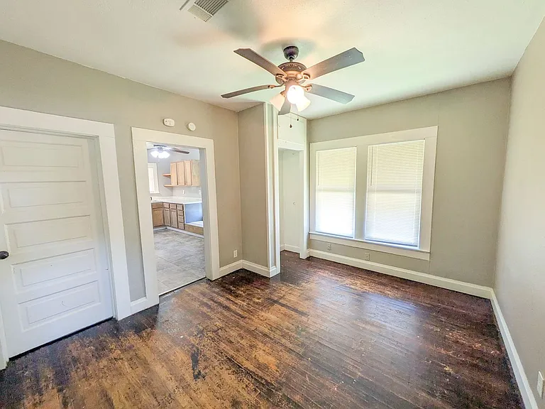 1102 Dallas St — Photo 8