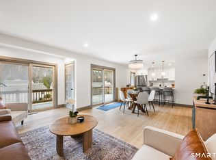 9 Carriage Dr #9, Simsbury, CT 06070