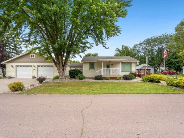 102 E 1st St, Mission Hill, SD 57046