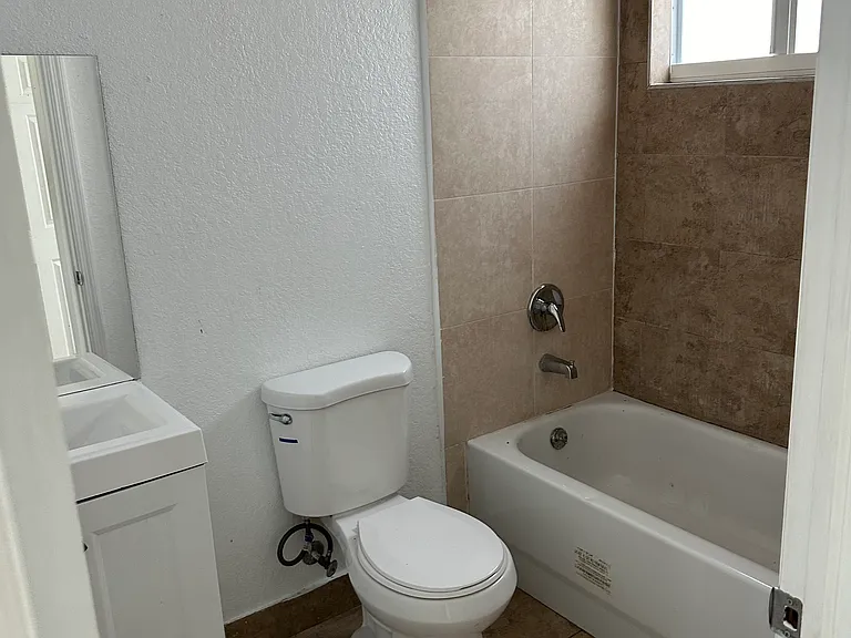 689 NW 6th St — Photo 5