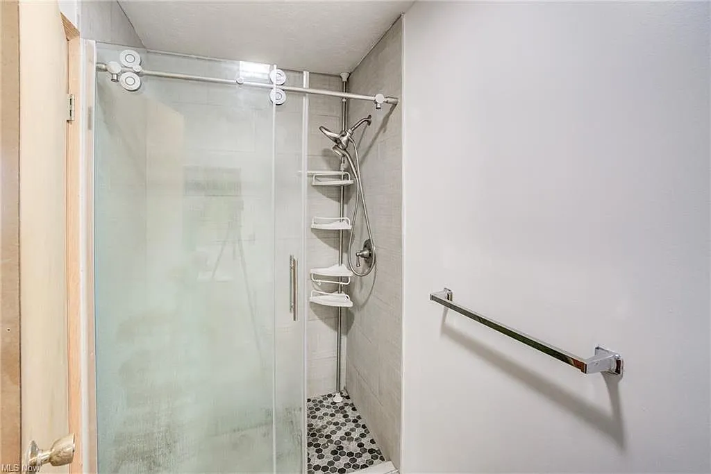 3 bed, 1371 sqft, $2,150 — Photo 2