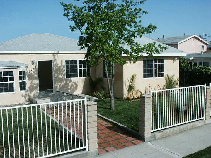 5736 N Willow Crest Ave — Photo 1