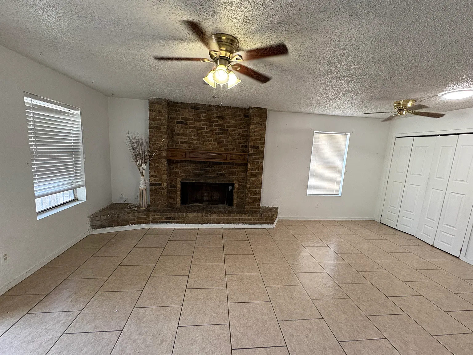 2 bed, 1000 sqft, $1,350 — Photo 2