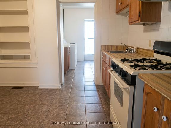 2nd image of 154 Stephen St